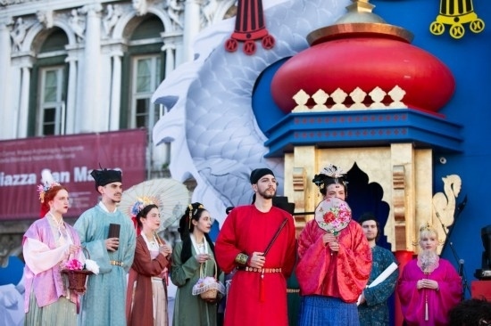  2024年2月13日，在意大利威尼斯，志愿者身著漢服進(jìn)行表演。新華社記者 李京 攝