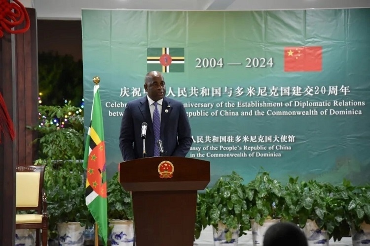 多米尼克總理斯凱里特在中多建交20周年招待會上致辭。中國駐多米尼克大使館供圖