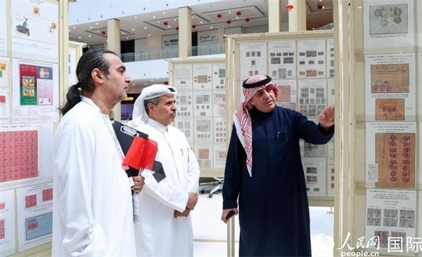 觀眾在欣賞集郵展作品。人民網(wǎng)記者 任皓宇攝