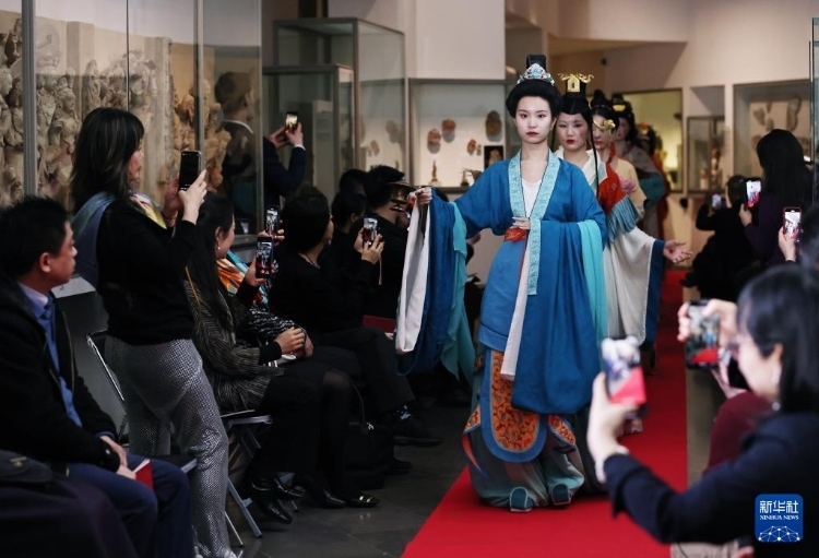 3月13日，在位于法國巴黎的吉美國立亞洲藝術(shù)博物館，模特展示敦煌復(fù)原服飾。新華社記者 高靜 攝