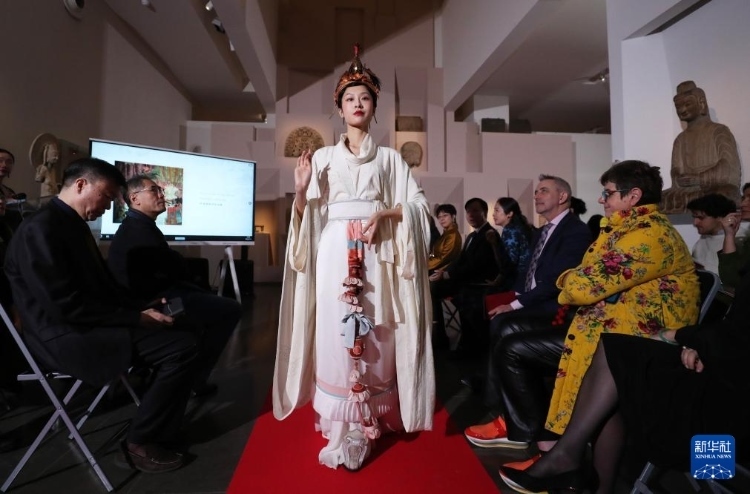 3月13日，在位于法國巴黎的吉美國立亞洲藝術(shù)博物館，模特展示敦煌復(fù)原服飾。新華社記者 高靜 攝