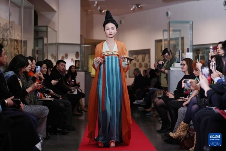 3月13日，在位于法國巴黎的吉美國立亞洲藝術(shù)博物館，模特展示敦煌復(fù)原服飾。新華社記者 高靜 攝