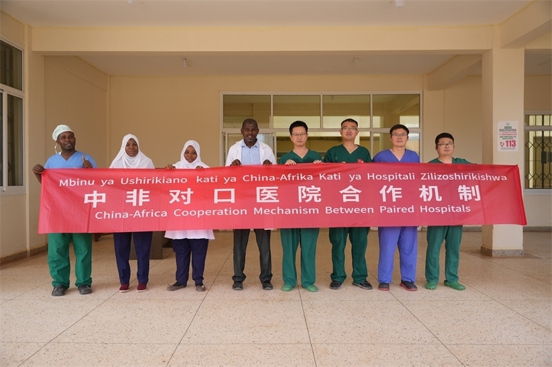 醫(yī)療隊(duì)隊(duì)隊(duì)員和基文吉區(qū)醫(yī)院院長(zhǎng)（左四）及醫(yī)護(hù)人員合影。中國(guó)援桑醫(yī)療隊(duì)供圖