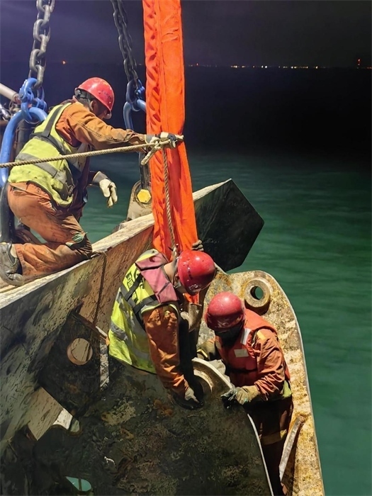工作人員正在修理橫移錨纜。 “天鯤號(hào)”供圖