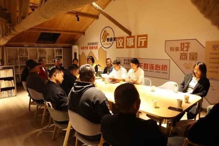 △浙江金華武義縣后陳村“鄰舍家”協(xié)商議事會(huì)討論舊村改造事宜。