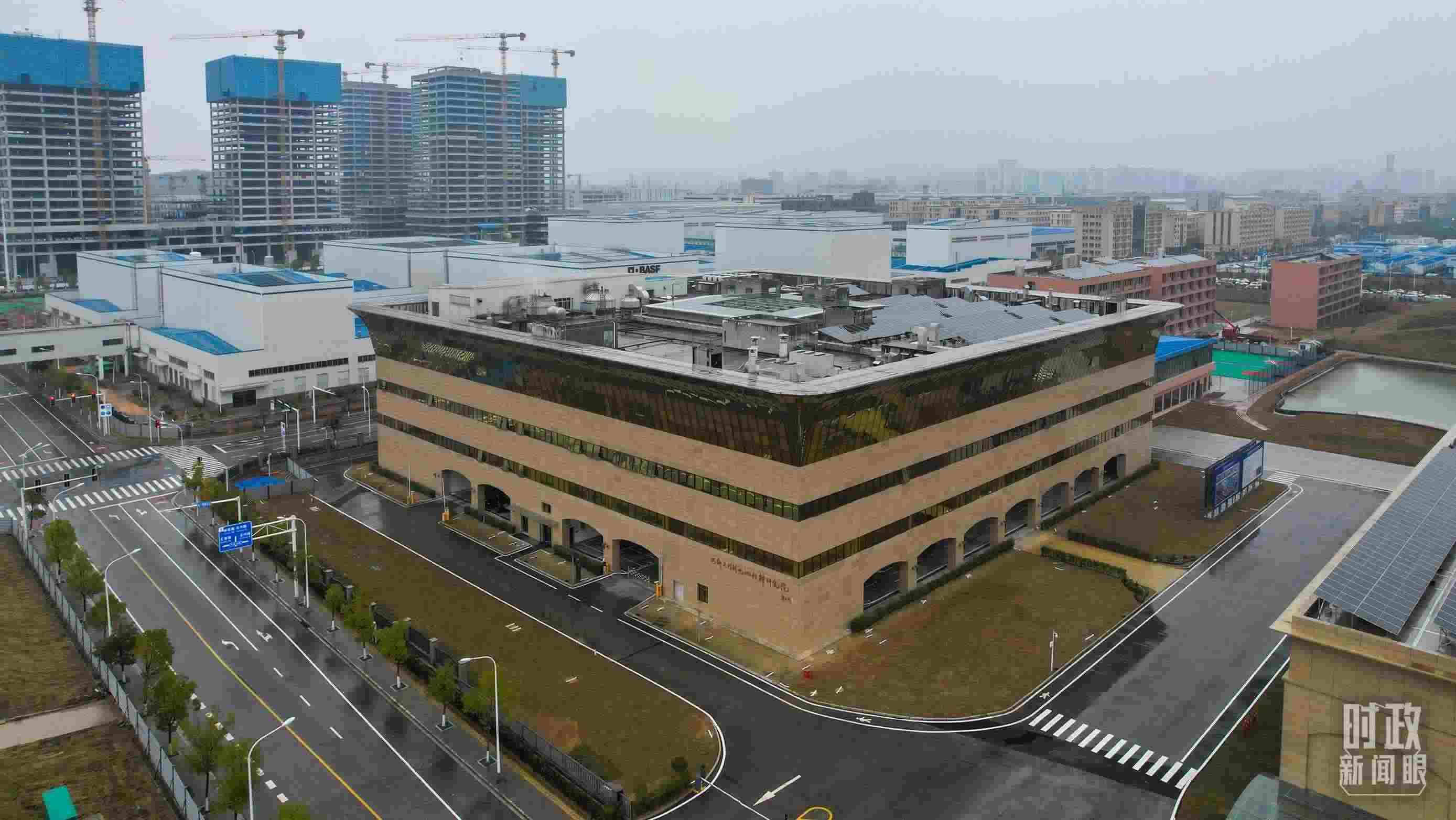 △巴斯夫杉杉電池材料研究院。（總臺(tái)央視記者范凱拍攝）
