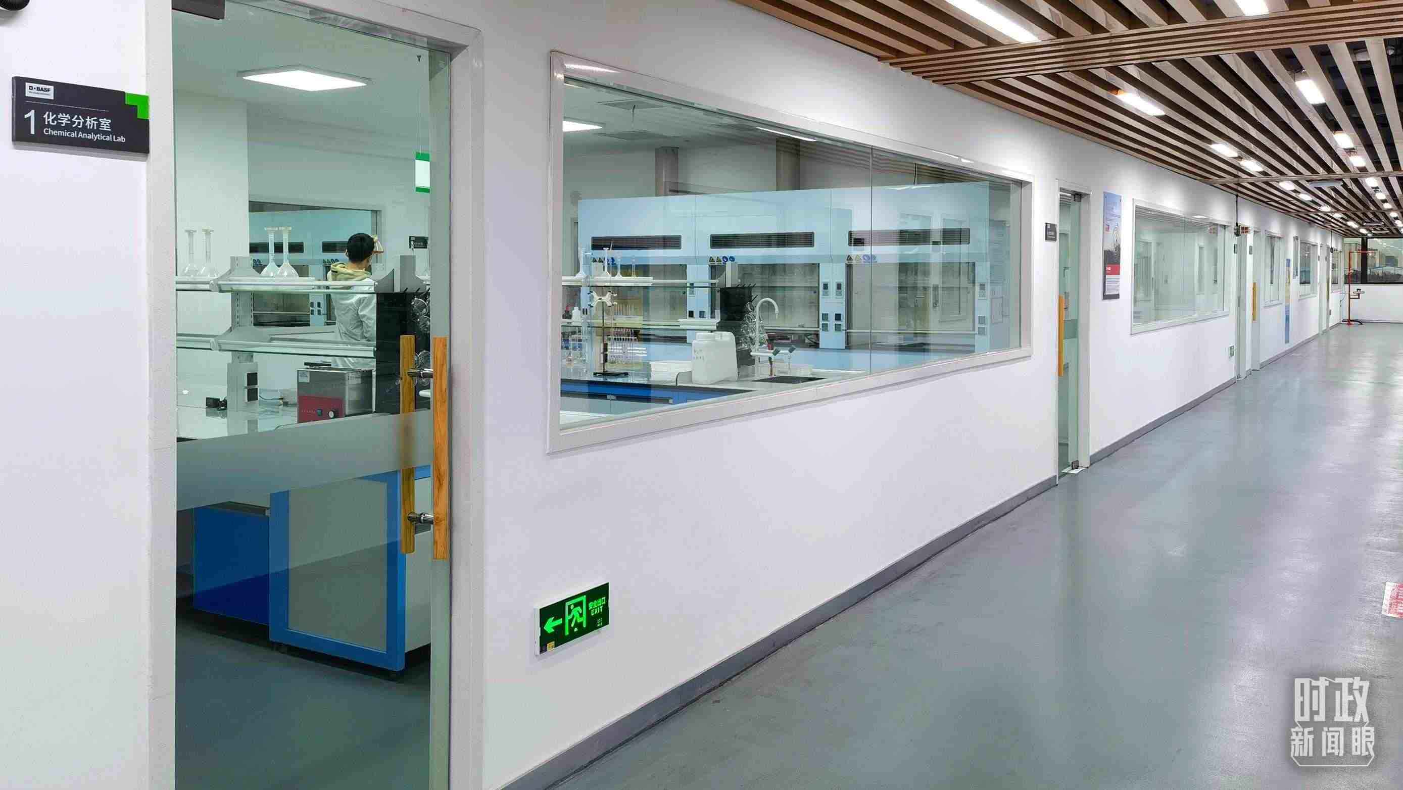 △巴斯夫杉杉電池材料有限公司化學(xué)分析室。（總臺(tái)央視記者石丞拍攝）