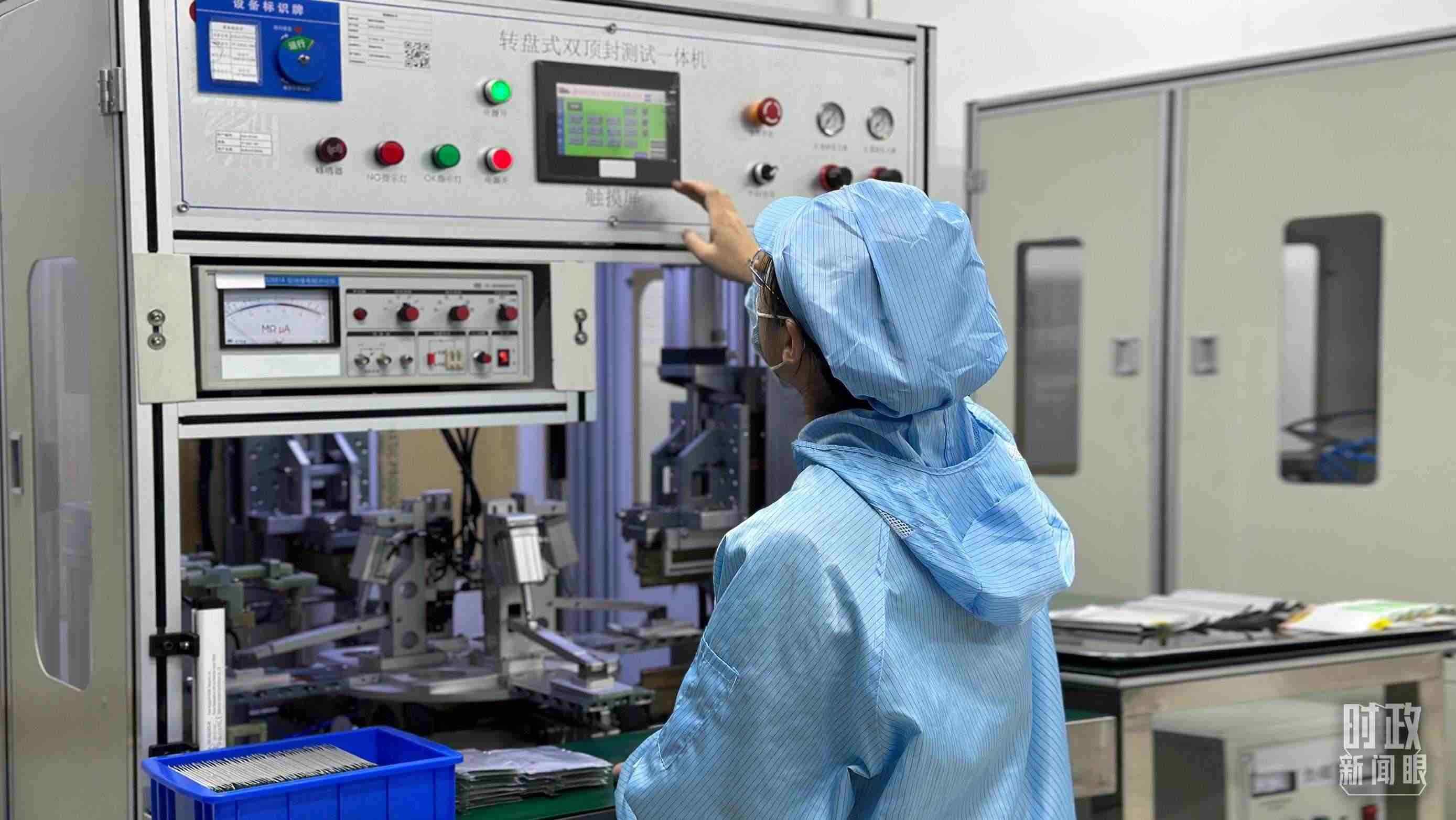 △企業(yè)電池技術(shù)中心內(nèi)，員工正在進(jìn)行電池封裝。（總臺(tái)央視記者盧心雨拍攝）