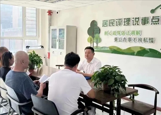 村（居）民評(píng)理說事點(diǎn)調(diào)解矛盾糾紛。遼寧省司法廳供圖