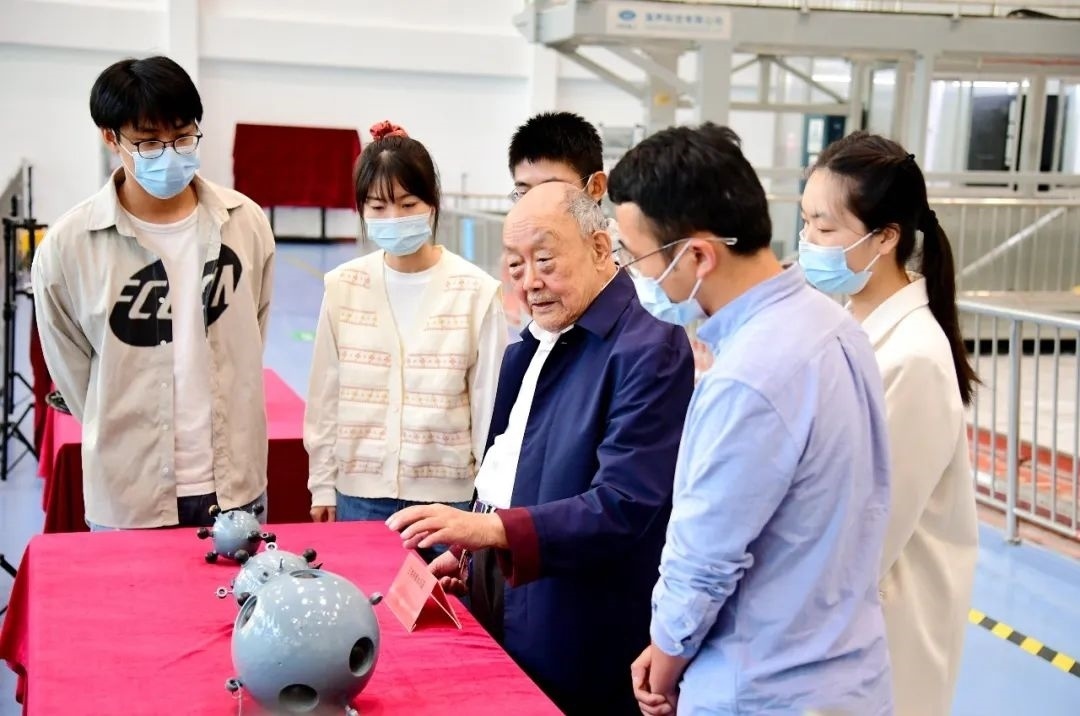 楊士莪院士在實(shí)驗(yàn)室指導(dǎo)學(xué)生。哈爾濱工程大學(xué)供圖