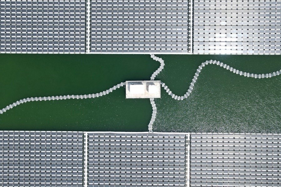 2022年8月25日拍攝的潁上縣毛圩水上光伏電站（無人機照片）。近年來，安徽省阜陽市潁上縣古城鎮(zhèn)積極推進采煤沉陷區(qū)治理工作，將昔日的采煤沉陷區(qū)建設成水上光伏電站，既減少占用土地面積，又能生產(chǎn)清潔能源。