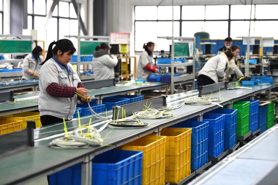 2022年2月16日，工作人員在安徽省滁州市汊河軌道交通裝備產(chǎn)業(yè)園的一家軌道交通裝備企業(yè)生產(chǎn)線上忙碌。安徽省滁州市來安縣汊河鎮(zhèn)地處皖蘇交界，緊鄰南京市江北新區(qū)。近年來，來安縣成為承接南京產(chǎn)業(yè)轉移的前沿陣地，汊河這個曾經(jīng)的傳統(tǒng)農(nóng)業(yè)小鎮(zhèn)緊抓機遇，開始深度融入長三角，參與產(chǎn)業(yè)協(xié)作分工。產(chǎn)業(yè)園吸引了越來越多長三角地區(qū)軌道交通企業(yè)入駐，形成了鐵路客車、城際軌道零部件研發(fā)、生產(chǎn)、銷售的產(chǎn)業(yè)集群。