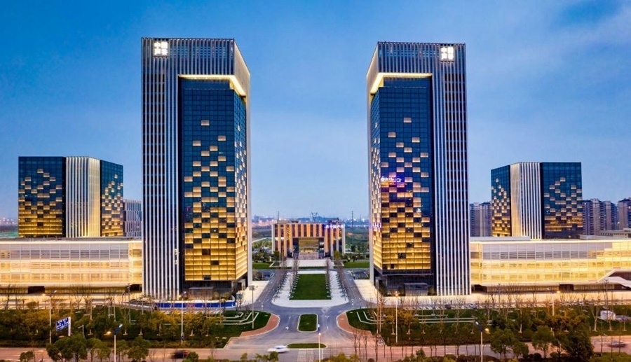 這是2019年3月13日拍攝的位于安徽合肥的中國聲谷產(chǎn)業(yè)園（無人機照片）。截至2024年，中國聲谷入駐企業(yè)超過2000戶，年產(chǎn)值超過2000億元，形成以智能語音及人工智能產(chǎn)業(yè)為核心的新一代信息技術產(chǎn)業(yè)集群。