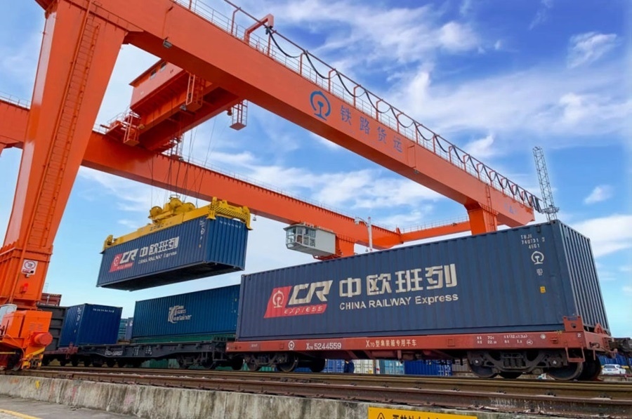 2022年4月29日，在鐵路合肥北站物流基地集裝箱作業(yè)區(qū)，龍門吊吊裝準備發(fā)運的中歐班列集裝箱。