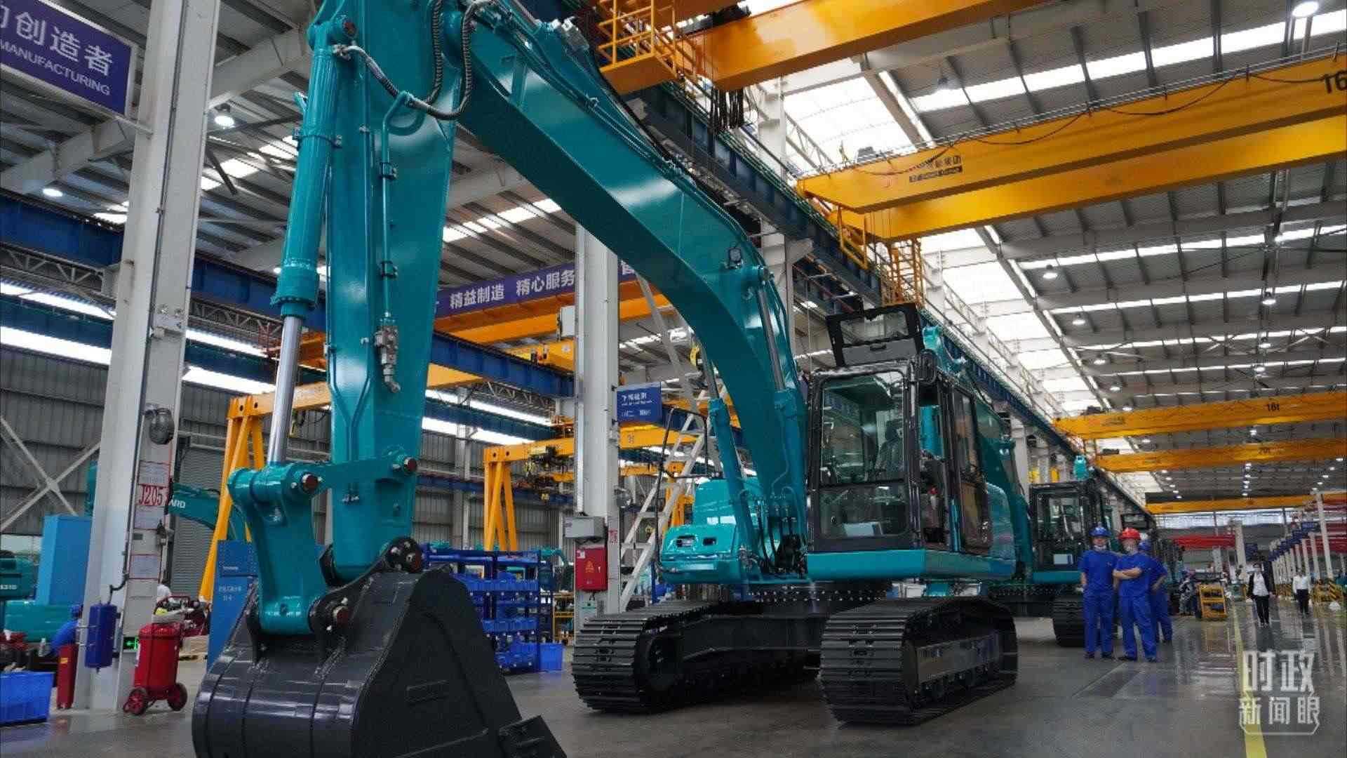 △這是山河智能大型挖掘機(jī)的組裝車間。2020年9月，習(xí)近平曾到此地考察。（總臺(tái)央視記者郭曉龍拍攝）