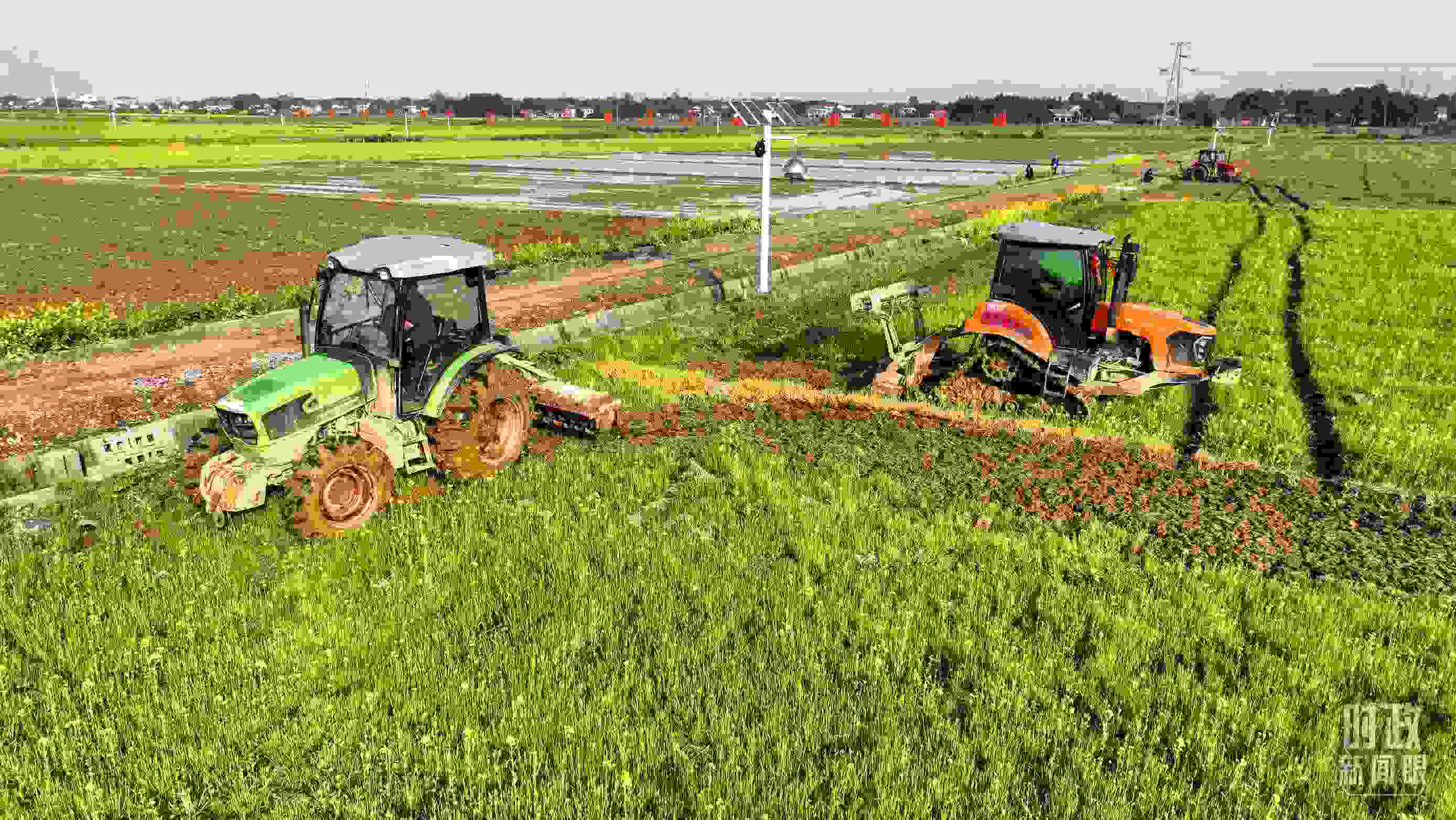 △位于港中坪村的糧食生產(chǎn)萬畝綜合示范片區(qū)，春耕備耕生產(chǎn)繁忙。（總臺(tái)央廣記者潘毅拍攝）