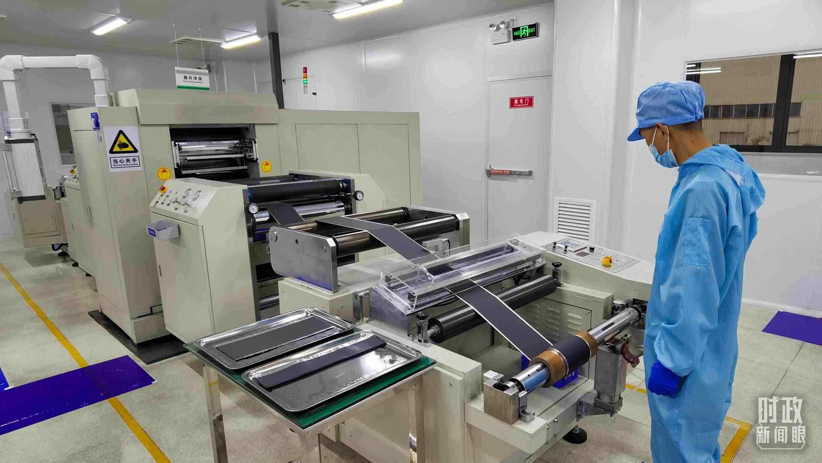 △這是電池生產(chǎn)的極片冷壓操作車間。（總臺(tái)央視記者郭鴻拍攝）