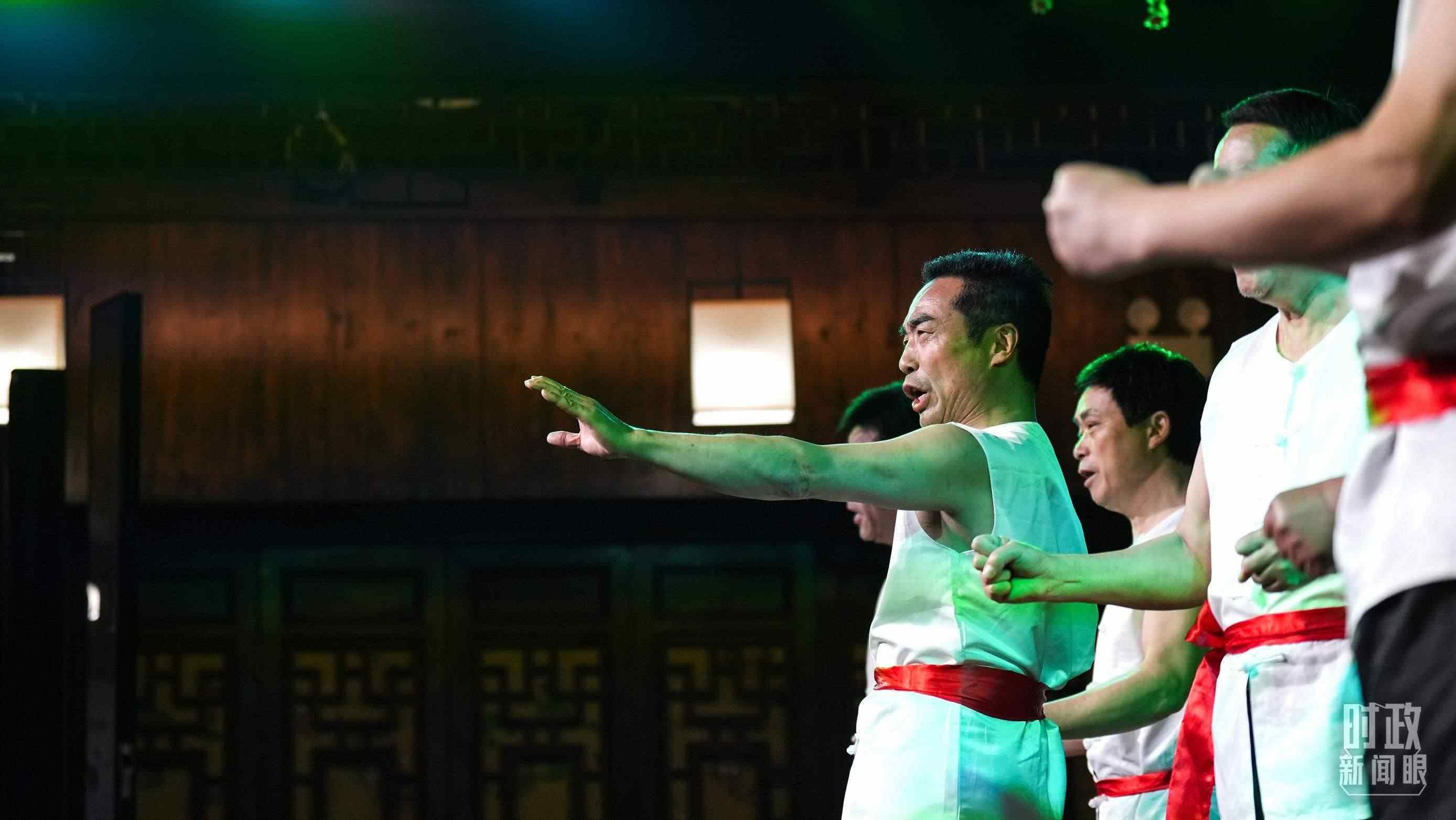 △常德河街，鴛鴦走馬樓上演常德高腔《穆桂英掛帥》和澧水船工號(hào)子。（總臺(tái)央視記者許永松、國廣記者李晉拍攝）