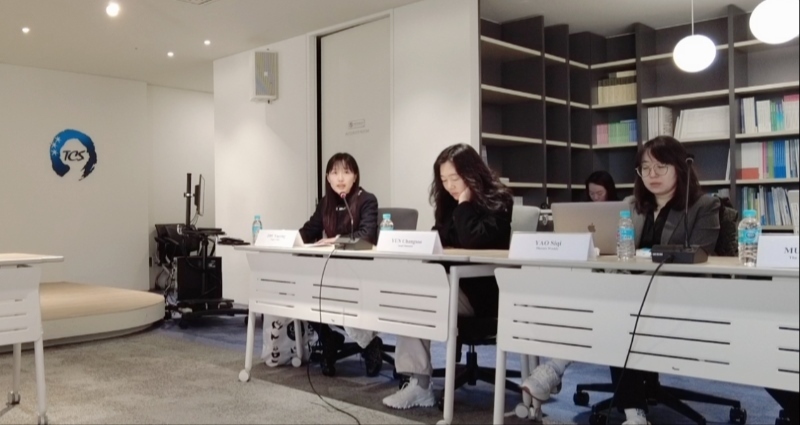 記者（左一）在交流活動(dòng)上，以加強(qiáng)中日韓三國(guó)經(jīng)濟(jì)合作、增進(jìn)三國(guó)民眾相互理解為主題發(fā)表演講。權(quán)小星攝