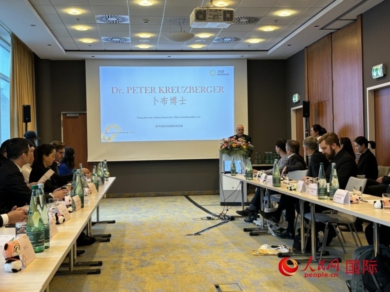 在成都文化旅游（柏林）推介座談會(huì)上，德中友好協(xié)會(huì)聯(lián)合會(huì)主席卜布致辭。人民網(wǎng)記者張慧中攝