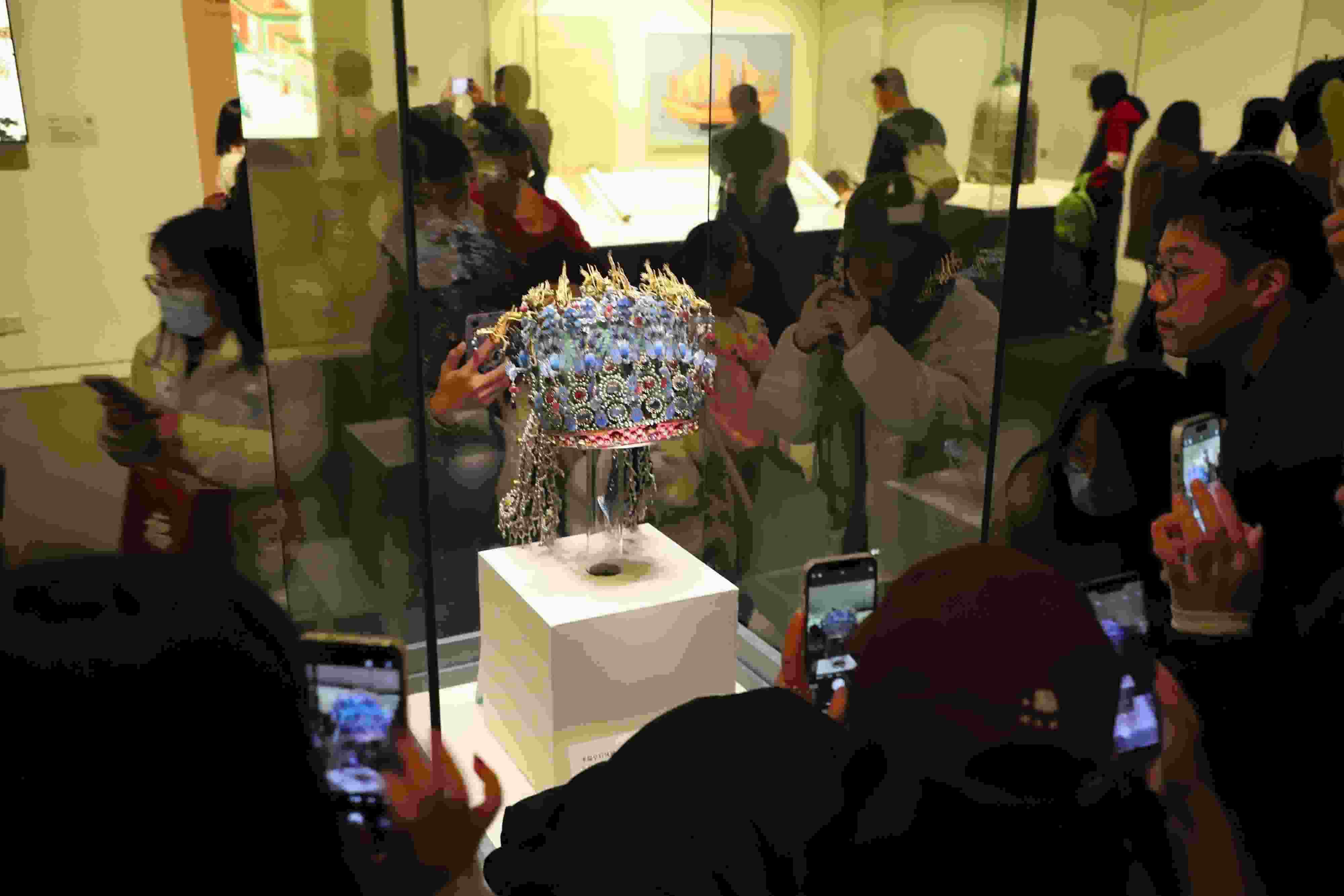 △ 2024年3月9日，北京，中國(guó)國(guó)家博物館，來(lái)自天南海北的游客在參觀(guān)藏品。