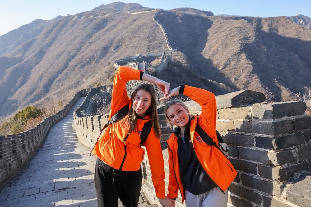 3月20日，美國華盛頓州中學生代表團的成員在北京慕田峪長城留影。新華社記者 殷剛 攝