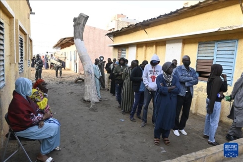 3月24日, 選民在塞內(nèi)加爾首都達(dá)喀爾的一處投票站前排隊(duì)。新華社發(fā)（登巴·蓋伊攝）