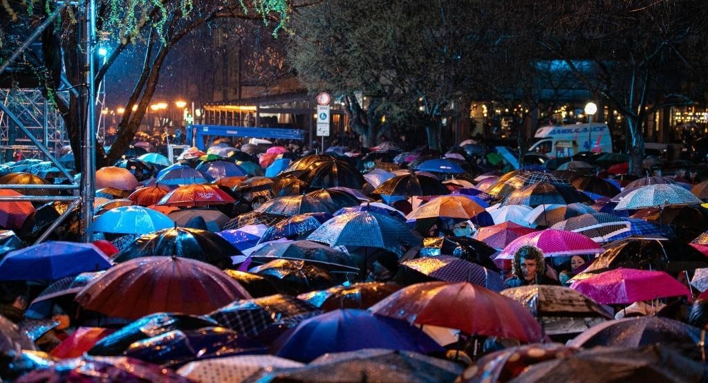 3月24日，在塞爾維亞南部城市普羅庫普列，人們參加北約轟炸南聯(lián)盟遇難者悼念儀式。新華社發(fā)（王韡攝）