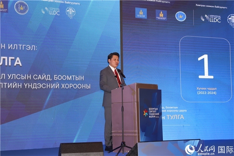 2.圖勒嘎部長做主旨報(bào)告。人民網(wǎng)記者 霍文攝_副本