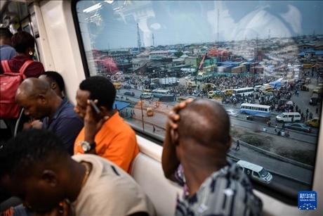 2月28日，在尼日利亞拉各斯，人們乘坐輕軌藍(lán)線列車。新華社記者 韓旭 攝