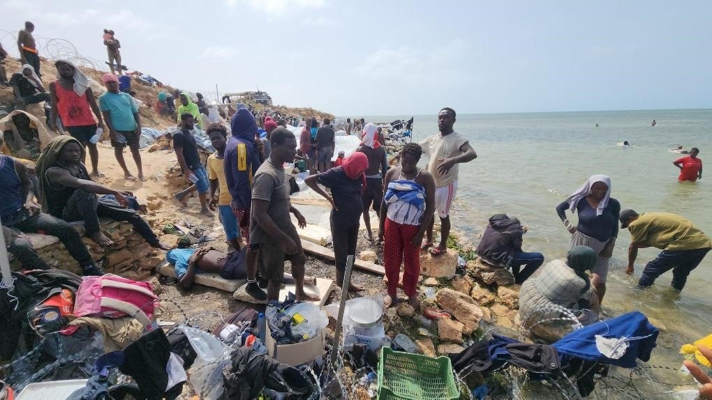 2023年7月26日，在突尼斯與利比亞邊境的艾季迪爾角，眾多移民滯留在地中海海岸邊。新華社發(fā)（哈姆扎·圖爾基亞攝）