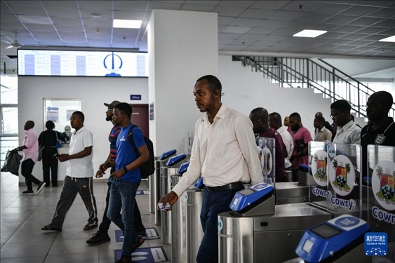 2月28日，在尼日利亞拉各斯，人們在輕軌藍(lán)線碼頭站刷卡出站。新華社記者 韓旭 攝