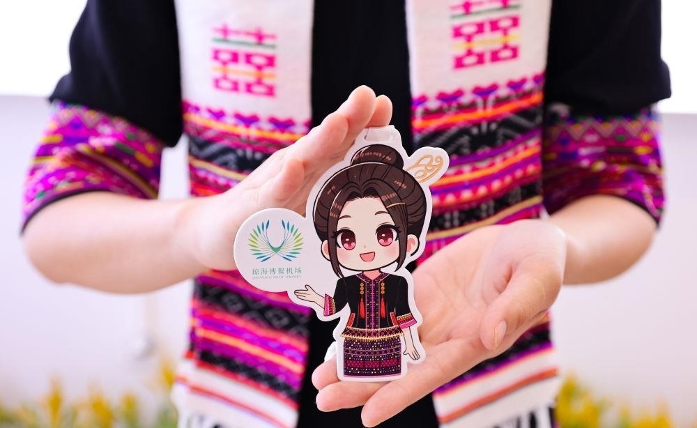 △2024年3月22日，博鰲機(jī)場工作人員展示“博鰲香”香氛卡片。