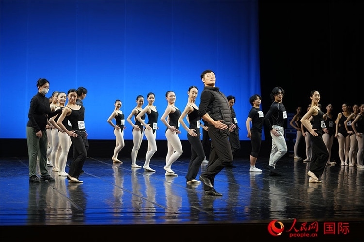 松山芭蕾舞團(tuán)青年代表團(tuán)成員在中央芭蕾舞團(tuán)跟隨中方教師上課。人民網(wǎng)記者 張麗婭攝
