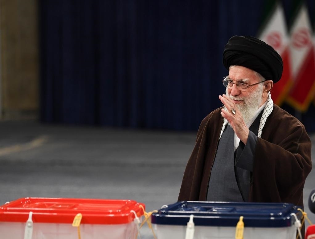 3月1日，在伊朗首都德黑蘭，伊朗最高領(lǐng)袖哈梅內(nèi)伊在設(shè)于領(lǐng)袖府內(nèi)的投票站投票。新華社記者沙達(dá)提攝