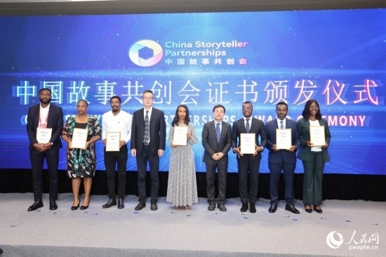 現(xiàn)場頒發(fā)證書。人民網(wǎng)記者 陳博攝