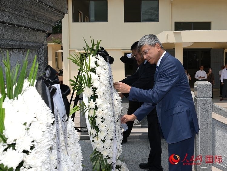 陳海大使向中國遠(yuǎn)征軍紀(jì)念碑敬獻(xiàn)花籃。人民網(wǎng)記者 謝佳君攝