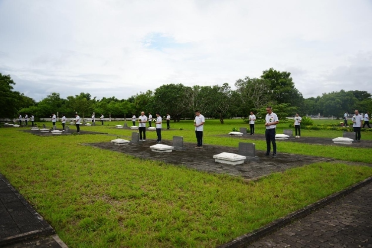 醫(yī)療隊(duì)隊(duì)員向烈士們獻(xiàn)花。中國(guó)援桑醫(yī)療隊(duì)供圖