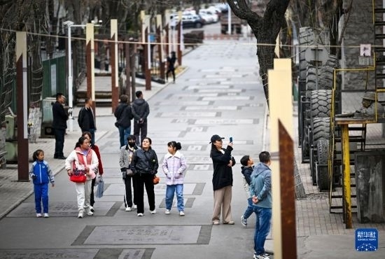 4月5日，游客在寧夏石嘴山市大武口洗煤廠工業(yè)遺址公園游覽。新華社記者 馮開(kāi)華 攝