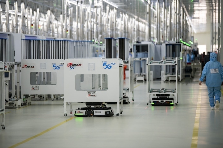 2024年1月10日，在位于浙江省金華市金義新區(qū)的潤(rùn)馬光能集團(tuán)金華工廠智能化生產(chǎn)車(chē)間里，AGV（自動(dòng)導(dǎo)引運(yùn)輸）小車(chē)忙碌穿梭在生產(chǎn)單元之間。圖源新華社