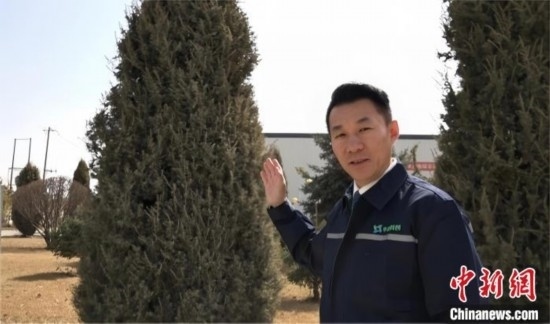 圖為王佐向記者介紹自己的新能源綠電廠區(qū)。白先森 攝