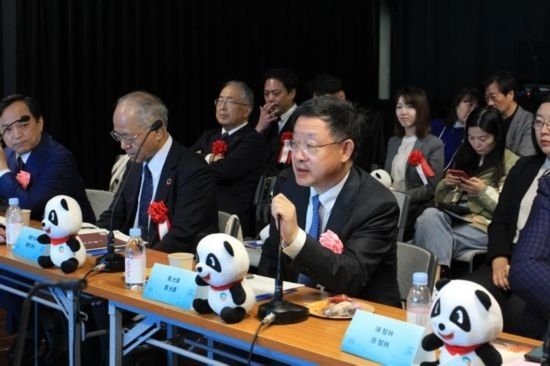 圖為四川省文化和旅游廳廳長(zhǎng)戴允康向日本友人介紹四川旅游資源。（中國(guó)駐東京旅游辦事處供圖）