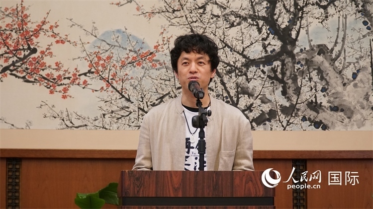 影片導(dǎo)演竹內(nèi)亮致辭。人民網(wǎng) 蔣曉辰攝