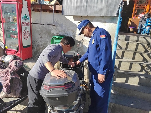 拉薩市消防救援支隊(duì)組織開(kāi)展電動(dòng)自行車消防安全檢查工作。受訪者供圖
