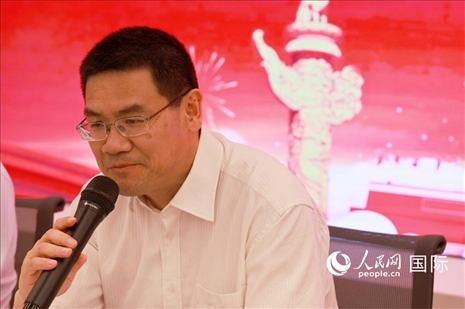 北京海外聯(lián)誼會會長楊晉柏在座談會上致辭。人民網(wǎng)記者 陳海琪攝