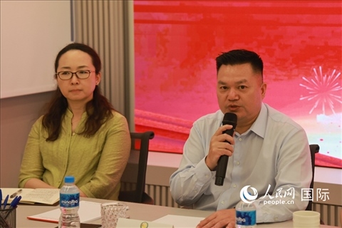 巴西和統(tǒng)會會長張小春（右）在座談會上致辭。人民網(wǎng)記者 陳海琪攝