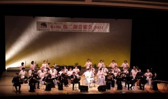 第19屆櫻花二胡音樂會(huì)近日在名古屋舉辦 ，圖為演出現(xiàn)場(chǎng)。(記者 郭丹 攝)