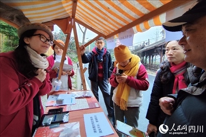 1月6日，“2024成都蒲江柑甜采摘節(jié)”上，記者見到了小萌（左一）和許多年輕人忙著做訪客接待、現場布置、票務核對、采摘服務等工作。人民網記者朱虹攝