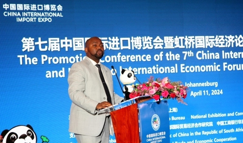 標(biāo)準(zhǔn)銀行集團(tuán)企業(yè)與商業(yè)銀行部國際貿(mào)易總經(jīng)理武巴致辭。（圖片來源：中國國際進(jìn)口博覽會官微）