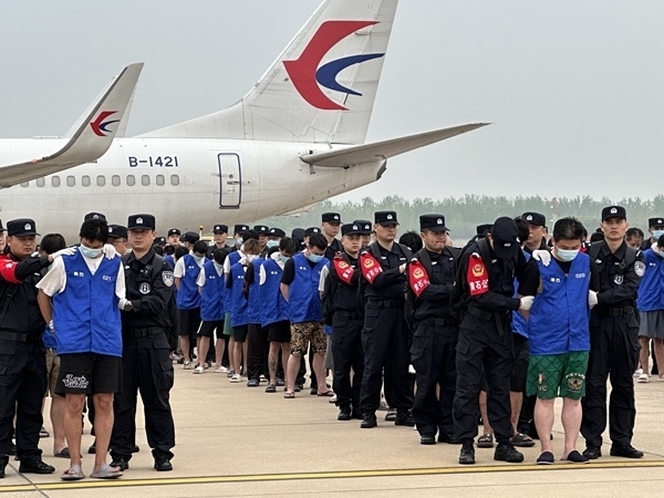中國籍涉賭詐違法犯罪嫌疑人從柬埔寨被押解回國。人民網(wǎng)記者 郝萍攝